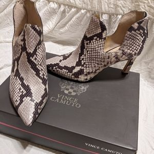 VINCE CAMUTO Booties !!